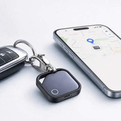 Traceur Bluetooth porte-clé accroché à des clés de voiture, position affichée sur la carte d'un smartphone