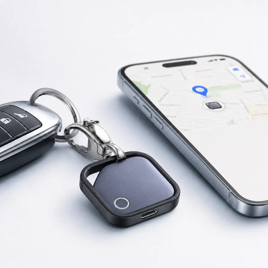 Traceur Bluetooth porte-clé accroché à des clés de voiture, position affichée sur la carte d'un smartphone
